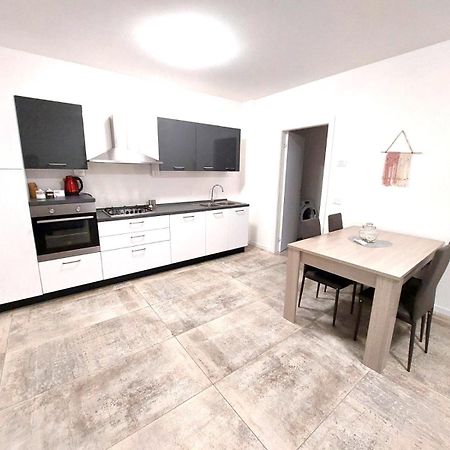 Sweet Mira Apartment Luaran gambar